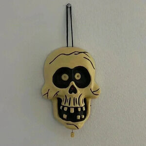 Vintage Light-Up Talking Skull Skeleton Wall‎ Door Hanging Halloween Decor 2003